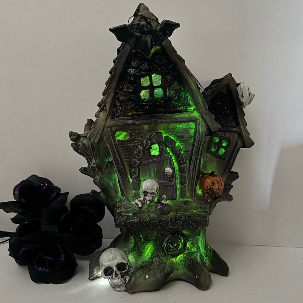 LED Creepy Haunted House Decor with Skulls and Pumpkin